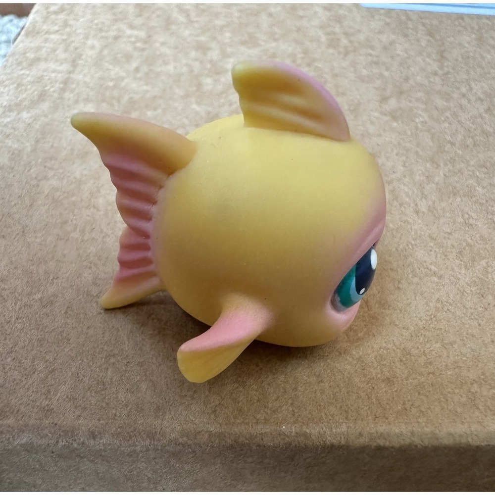 Littlest Pet Shop Fish Yellow And Pink With Blue Green Eyes - Picture 12 of 16